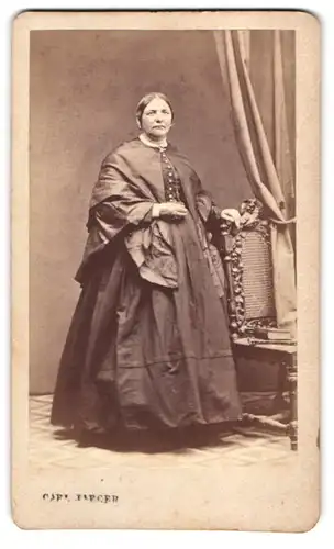 Fotografie C. Jaeger, Schwäbisch Gmünd, beleibte Dame im Biedermeierkleid