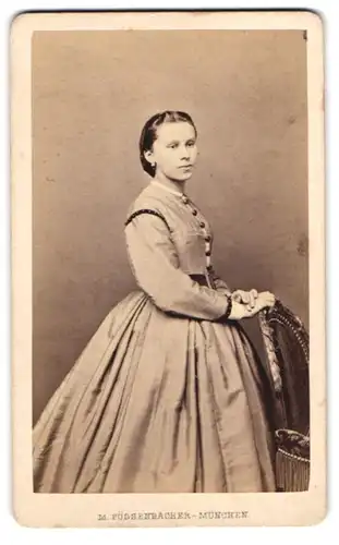 Fotografie M. Pössenbacher, München, Portrait junge Dame trägt elegantes Kleid