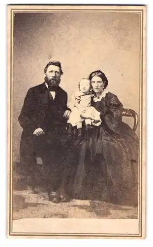 Fotografie Geo. R. White, San Francisco, Elternpaar mit Kleinkind beim Fotograf