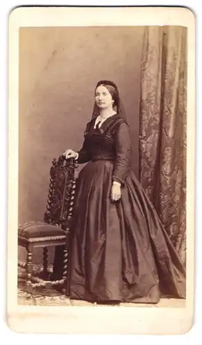 Fotografie Franz Neumayer, München, Dame im eleganten dunkelen Kleid mit Schleier