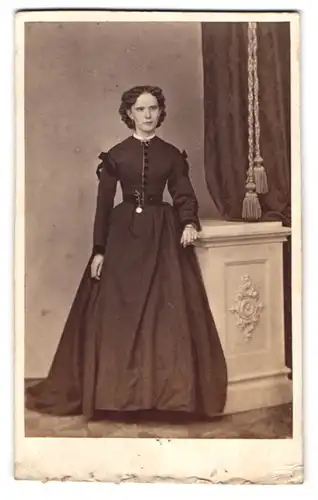 Fotografie H. Steffen & Witt, Hamburg, schlanke Dame im Sonntagskleid beim Fotograf