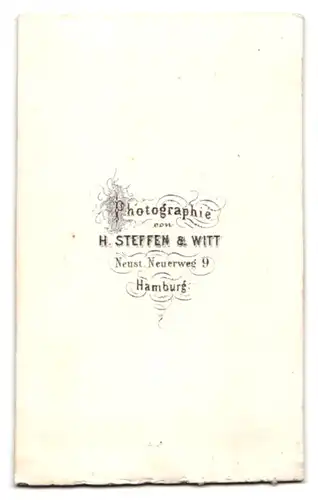 Fotografie H. Steffen & Witt, Hamburg, schlanke Dame im Sonntagskleid beim Fotograf