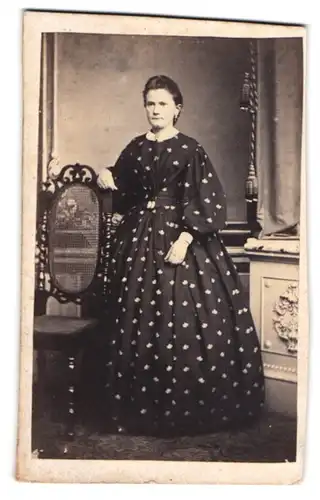Fotografie J. Giese, Itzehoe, Dame trägt dunkeles Kleid mit floralem Muster