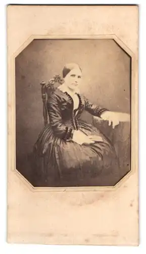 Fotografie unbekannter Fotograf und Ort, Portrait Dame im Biedermeierkleid trägt stark tailiertes Mieder