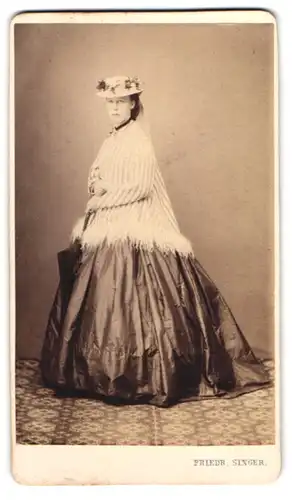 Fotografie Friedrich Singer, Bayreuth, Dame mit Hut im Biedermeierkleid mit Überzug