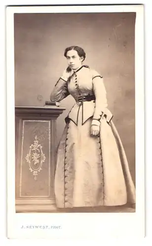 Fotografie J. Seywert, Ste. Marie A/M., Haut-Rhin, Portrait Brünette Dame stützt sich gelangweilt auf