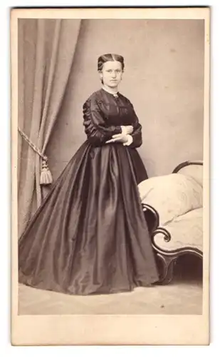 Fotografie Gustav Thiele, Forst i. L., junge Brünette Dame im dunkelen Sonntagskleid