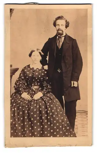 Fotografie unbekannter Fotograf und Ort, Paar in bester Sonntagsbekleidung beim Fotograf