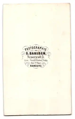 Fotografie C. Bahlsen, Hamburg, streng blickender Herr mit Halbglatze im Frack