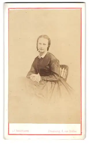 Fotografie A. C. Baudelaire, Strasbourg, junge Französin mit geflochtenem Haar im Biedermeierkleid