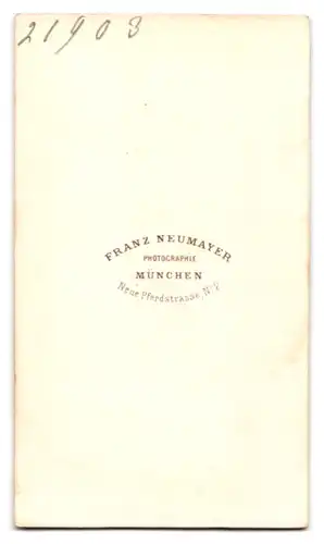 Fotografie Franz Neumayer, München, Portrait Herr mit Brille, Vollbart & Zylinder-Hut