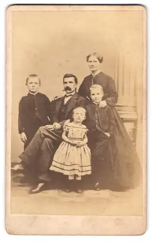 Fotografie Atelier Giese, Itzehoe, Familien-Portrait Vater mit Schnauzbart nebst Gattin und Kindern