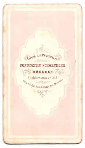 Fotografie Constantin Schwendler, Dresden, Edeldame im gediegenen Sonntagskleid