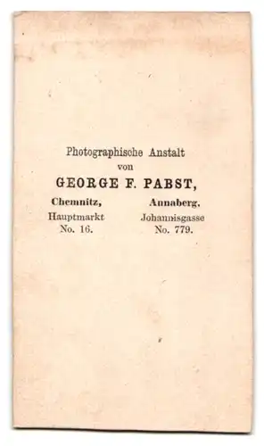 Fotografie George F. Pabst, Chemnitz, Herr mit Halbglatze im Mantel