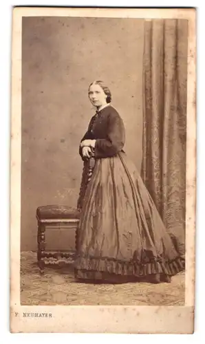 Fotografie Franz Neumayer, München, Dame im Sonntagskleid an Stuhl lehnend
