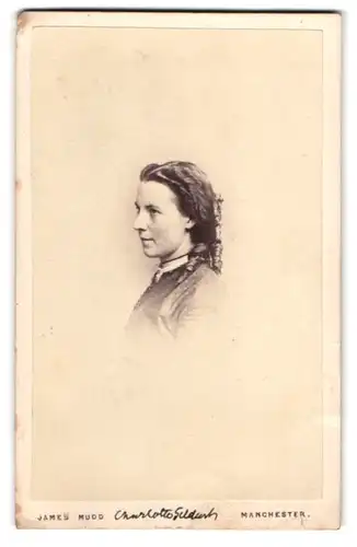 Fotografie James Mudd, Manchester, Portrait junge Frau mit Brosche