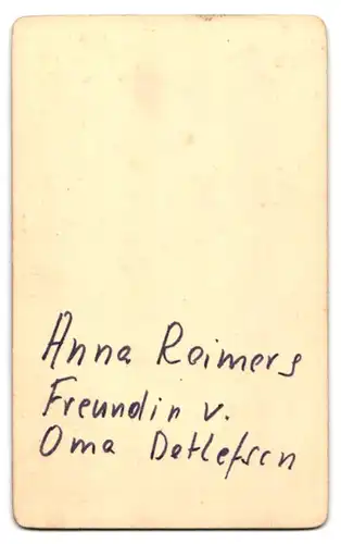 Fotografie unbekannter Fotograf und Ort, Portrait Anna Reimers, Dame mit Brosche & Haarschleife liest ein Buch