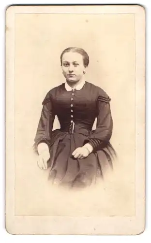 Fotografie F. G. Schreiber, Chemnitz, junge Dame im schwarzen tailierten Kleid