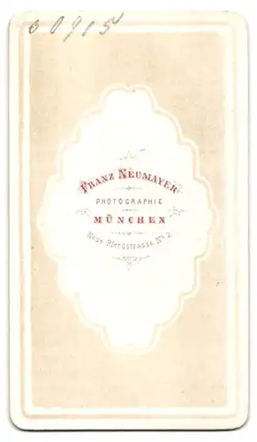 Fotografie Franz Neumayer, München, Portrait Dame mit Brosche & Ohrringen - Schmuck