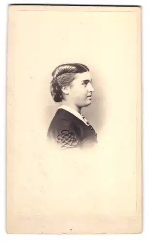 Fotografie H. & A. Krull, Neu Strelitz, Portrait junge Brünette Frau im Profil