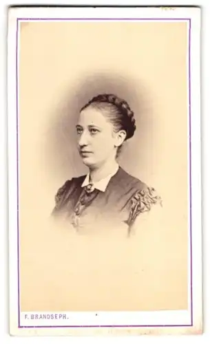 Fotografie F. Brandseph, Stuttgart, Portrait Dame mit Brosche und geflochtenem Haar