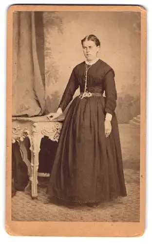 Fotografie Otto Zabuesnig, Kempten, junge Dame mit Halskette im tailierten Kleid