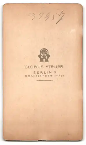 Fotografie Atelier Globus, Berlin, Oranien-St. 52-55, Kleiner Junge im Matrosenkleid mit Peitsche