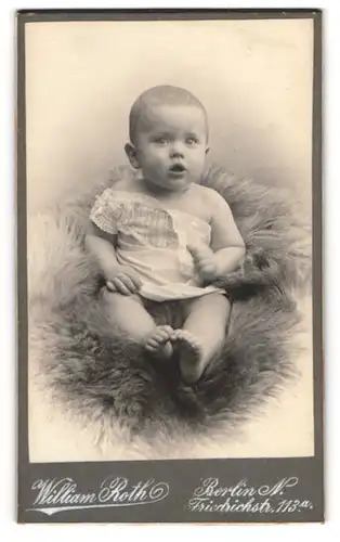 Fotografie William Roth, Berlin, Friedrichst. 113 a, Süsses Kleinkind im Hemd mit nackigen Füssen