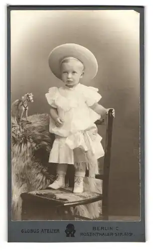 Fotografie Atelier Globus, Berlin, Rosenthaler Str. 27-31, Kind im weissen Kleid steht auf Stuhl
