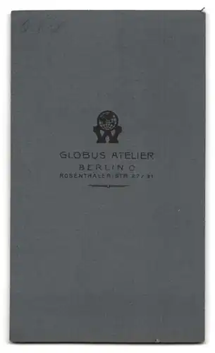 Fotografie Atelier Globus, Berlin, Rosenthaler Str. 27-31, Kind im weissen Kleid steht auf Stuhl