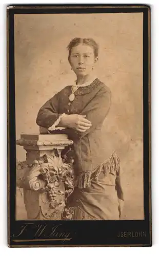 Fotografie F. W. Jung, Iserlohn, Junge Dame in hübscher Kleidung