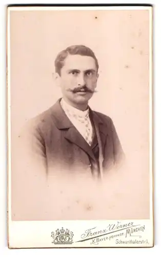 Fotografie Franz Werner, München, Schwanthaler-Str. 1, Elegant gekleideter Herr mit Schnauzbart