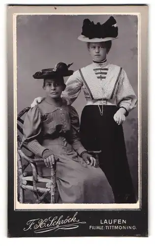 Fotografie F. X. Schröck, Laufen /Salzach, Bezirksamtsgasse, Zwei junge Damen in modischer Kleidung