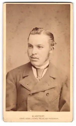 Fotografie W. Höffert, Dresden, See-Str. 10, Junger Herr im Anzug mit Krawatte