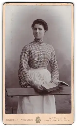 Fotografie Atelier Globus, Berlin, Oranien-Str. 52-55, Junge Frau im karierten Kleid mit Buch