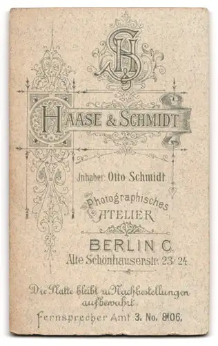 Fotografie Haase & Schmidt, Berlin, Alte Schönhauserstr. 23-24, Bürgerliche Dame mit einem Stuhl