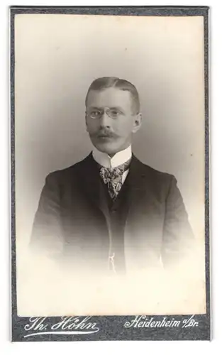 Fotografie Thomas Höhn, Heidenheim a. Brenz, Grabenstrasse, Eleganter Herr mit Zwicker und Schnauzbart