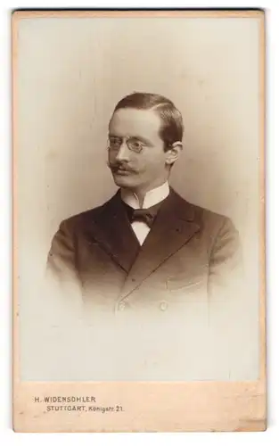 Fotografie H. Widensohler, Stuttgart, Königstr. 21, Eleganter Herr mit Zwicker und Schnauzbart