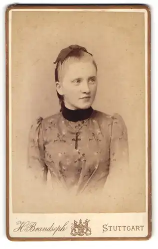 Fotografie Hermann Brandseph, Stuttgart, Marienstr. 36, Junge Dame im Kleid mit Kreuzkette