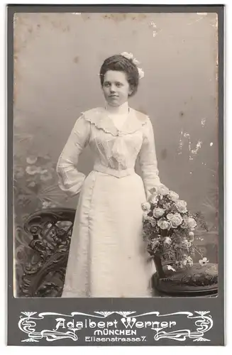 Fotografie Adalbert Werner, München, Elisenstrasse 7, Junge Frau in weissem Kleid mit Rosenstrauss