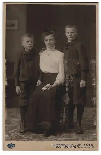 Fotografie Joh. Kolb, Bad Kissingen, Salinenstrasse 19, Schlanke Bürgerliche mit ihren Söhnen
