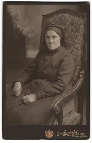 Fotografie E. Rudolph, Hof, Lorenzstrasse 3, Alte Frau in schwarzem Kleid mit Kopftuch