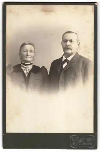 Fotografie L. Riederer, Kitzingen, Gutbürgerliches älteres Paar in eleganter Kleidung