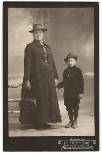 Fotografie Heinr. Lennard, Burghausen a. Salzach, Bürgerliche in Mantel mit Hut, ihr Sohn trägt einen Hut mit Gamsbart