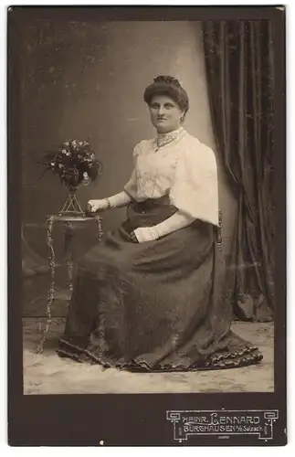 Fotografie Heinr. Lennard, Burghausen a. Salzach, Kräftige Frau in dunklem Kleid und heller Bluse