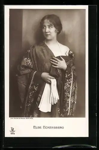 AK Schauspielerin Elise Eckersberg mit Kimono und weissen Hanschuhen