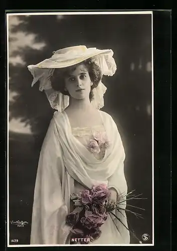 AK Schauspielerin Netter mit grossem Hut und Blumenstrauss