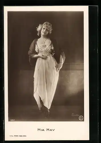AK Schauspielerin Mia May in der Garderobe einer Bühnenrolle