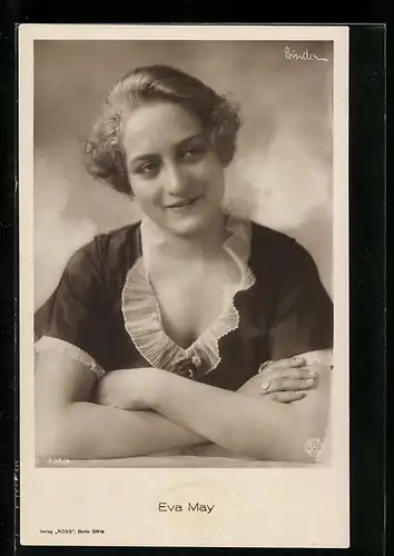 AK Schauspielerin Eva May lächelnd mit verschränkten Armen posierend