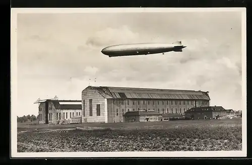 AK Luftschiff Graf Zeppelin über den Hallen von Friedrichshafen